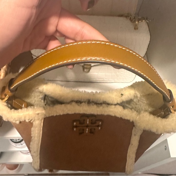Authentic Tory Burch McGraw shearing bucket tote - Picture 4 of 5